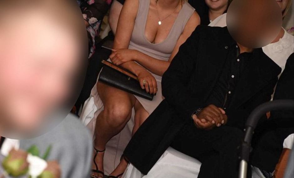 H&aacute;o hức chờ bộ ảnh ng&agrave;y cưới, cặp đ&ocirc;i phẫn nộ khi nhận được to&agrave;n h&igrave;nh chụp m&ocirc;ng, ngực ph&ugrave; d&acirc;u - Ảnh 2.