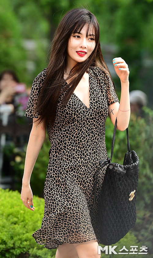 Đụng h&agrave;ng m&agrave; hơn đến 10 tuổi, &ldquo;chị Đẹp&rdquo; Son Ye Jin vẫn lấn lướt HyunA v&igrave; khoe được lợi thế - Ảnh 2.