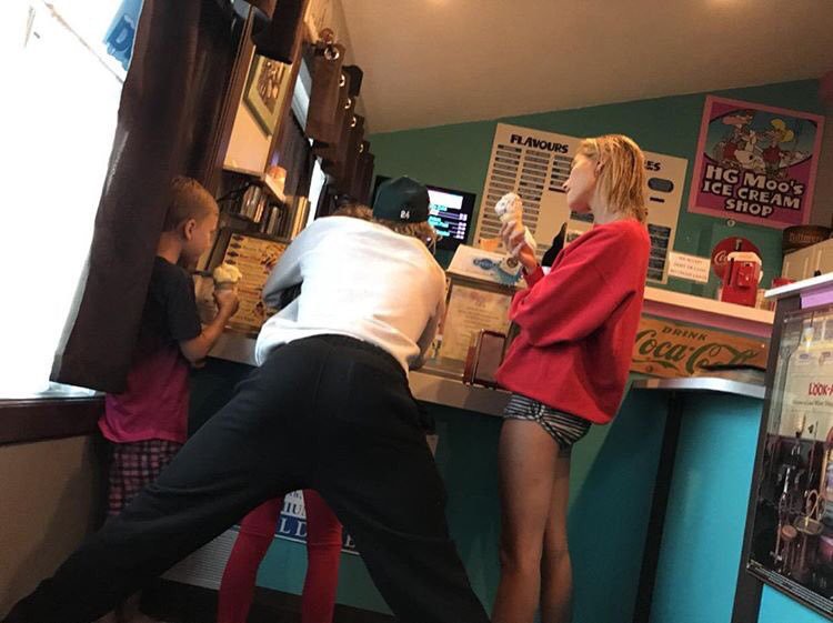 Hailey Baldwin được Justin Bieber đưa về quê nhà hẹn hò sau tin đồn sợ bị Selena giật bồ - Ảnh 2. Hailey Baldwin được Justin Bieber đưa về quê nhà hẹn hò sau tin đồn sợ bị Selena giật bồ - Ảnh 2.