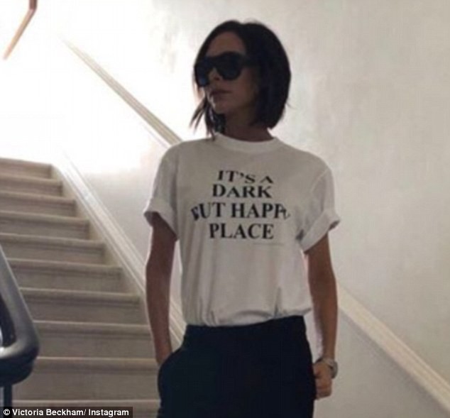 Gi&ocirc;ng b&atilde;o lại đến với Victoria Beckham chỉ v&igrave; một chiếc &aacute;o ph&ocirc;ng - Ảnh 2.