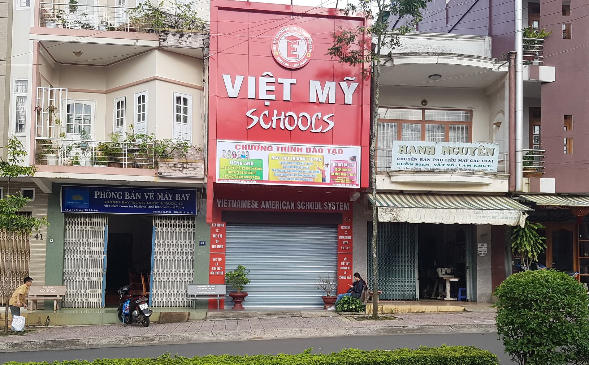 &ldquo;Hiệu trưởng&rdquo; tự phong 25 tuổi bị bắt, h&agrave;ng trăm học vi&ecirc;n v&agrave; gi&aacute;o vi&ecirc;n hoang mang với chứng chỉ giả - Ảnh 2.