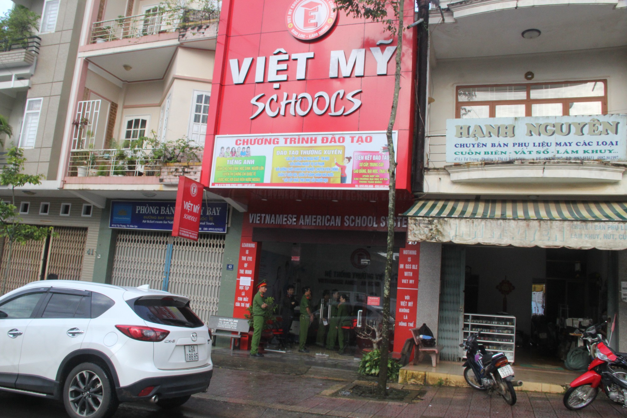 &ldquo;Hiệu trưởng&rdquo; tự phong 25 tuổi bị bắt, h&agrave;ng trăm học vi&ecirc;n v&agrave; gi&aacute;o vi&ecirc;n hoang mang với chứng chỉ giả - Ảnh 4.
