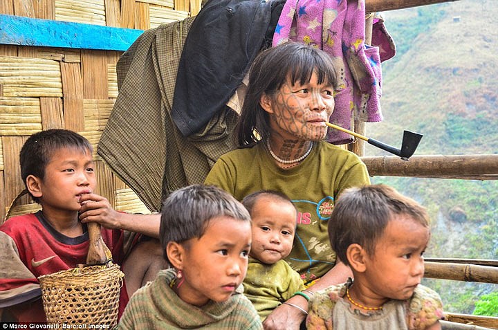 Kh&aacute;m ph&aacute; nơi m&agrave; thước đo vẻ đẹp của phụ nữ bằng h&igrave;nh xăm tr&ecirc;n mặt - Ảnh 2.