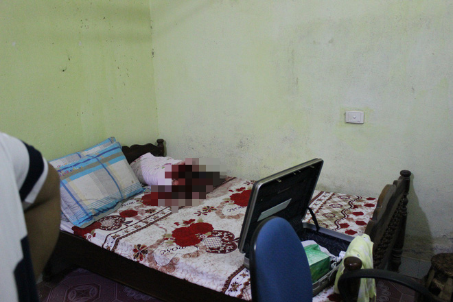 Vụ giết 2 vợ chồng gi&aacute;m đốc: Nghi phạm d&iacute; s&uacute;ng v&agrave;o cằm, d&ugrave;ng ng&oacute;n ch&acirc;n siết c&ograve; tự s&aacute;t - Ảnh 2.