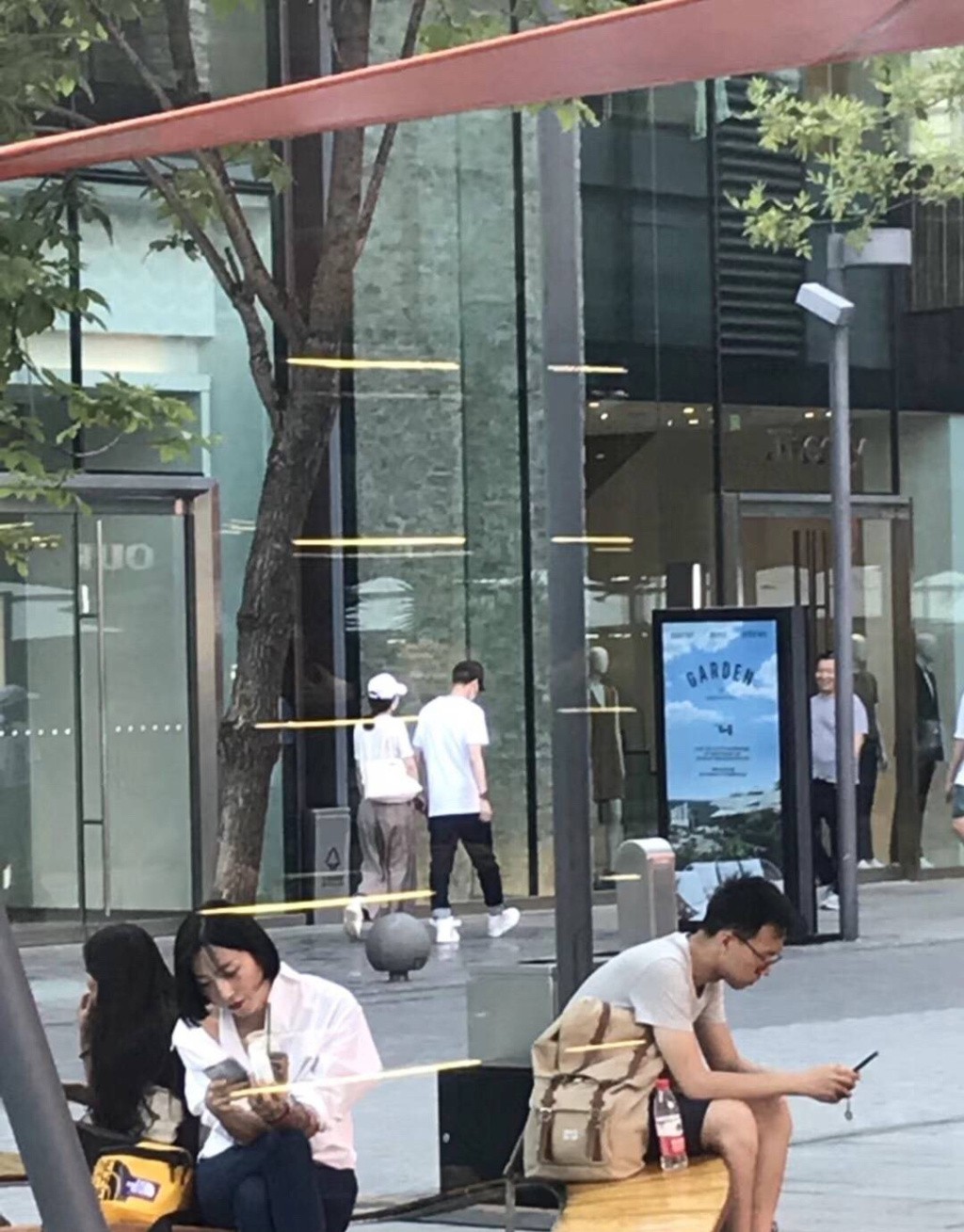 Kh&ocirc;ng thừa nhận y&ecirc;u nhau nhưng Triệu Lệ Dĩnh lại tiếp tục lộ ảnh nắm tay đi hẹn h&ograve; với Ph&ugrave;ng Thiệu Phong? - Ảnh 3.