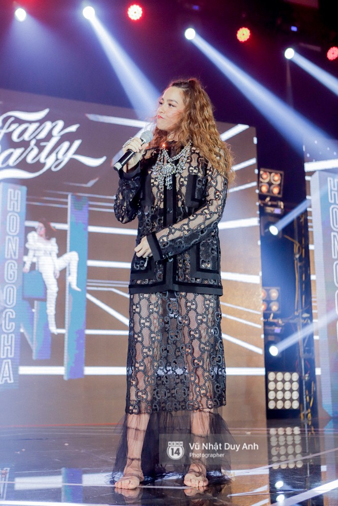 Mới comeback ho&agrave;nh tr&aacute;ng l&agrave; thế m&agrave; Hồ Ngọc H&agrave; đ&atilde; chi&ecirc;u đ&atilde;i fan 1 set đồ lỗi đ&aacute;ng đi v&agrave;o lịch sử - Ảnh 2.