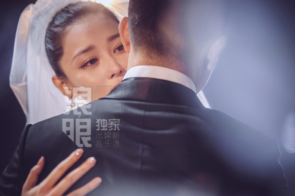 Clip Trương Hinh Dư thổn thức trong đ&aacute;m cưới cổ t&iacute;ch: Ch&acirc;n mệnh thi&ecirc;n tử của em l&agrave; anh h&ugrave;ng đ&uacute;ng nghĩa - Ảnh 6.