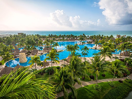 Việc nhẹ lương cực cao: Sống ở resort sang chảnh, bơi c&ugrave;ng c&aacute; mập, chơi d&ugrave; lượn để nhận ngay 2,8 tỉ đồng - Ảnh 2.