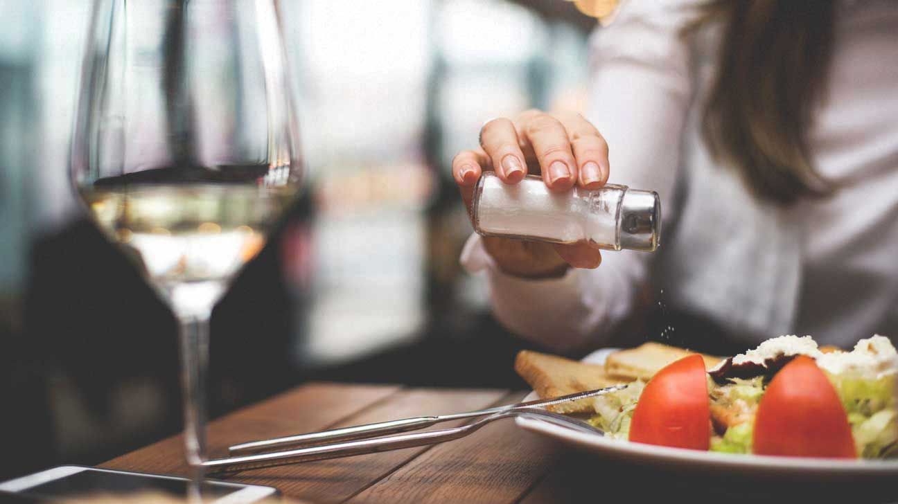 5 th&oacute;i quen ăn uống sai lầm khiến con g&aacute;i nhanh gi&agrave; trước tuổi - Ảnh 2.