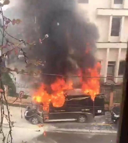 Ph&aacute;t hiện đ&aacute;m ch&aacute;y ở Sapa, xe h&uacute;t bể phốt tham gia h&uacute;t nước dưới hồ để dập lửa - Ảnh 2.