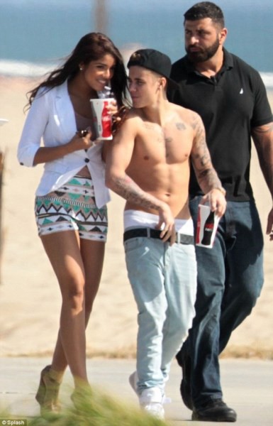 Từ Selena đến Hailey, người thương c&oacute; thể đổi chứ quần tụt lộ m&ocirc;ng sẽ m&atilde;i trường tồn c&ugrave;ng Justin Bieber - Ảnh 8.