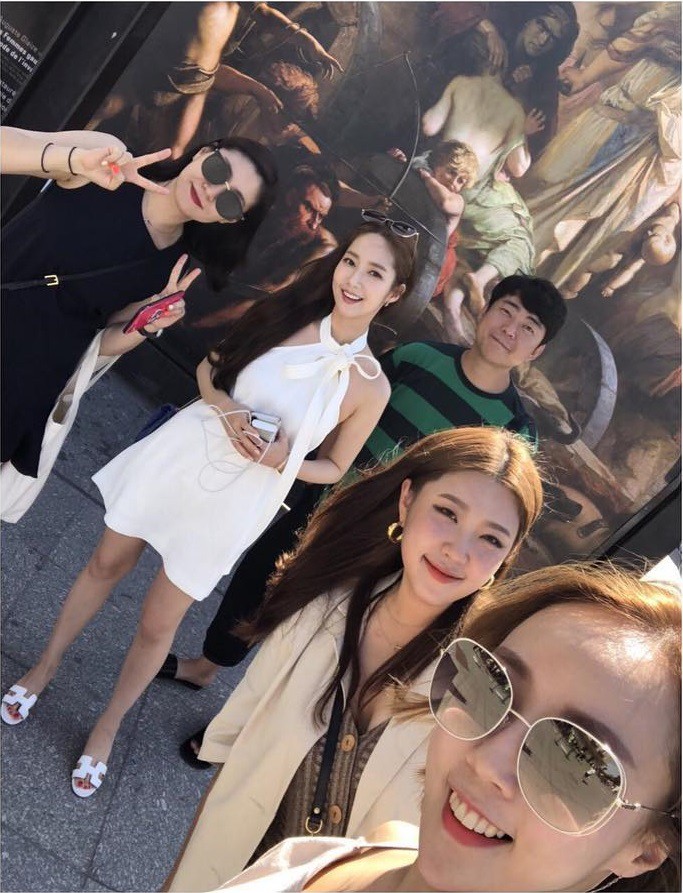 Park Min Young diện váy trắng tung tăng trên phố, nhưng bí mật phía sau và cuộc “đụng độ” với Angela Baby thì không phải ai cũng biết - Ảnh 2. Park Min Young diện váy trắng tung tăng trên phố, nhưng bí mật phía sau và cuộc “đụng độ” với Angela Baby thì không phải ai cũng biết - Ảnh 2.