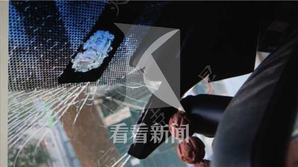 Trung Quốc: Chỉ v&igrave; lười di chuyển, người phụ nữ n&eacute;m t&uacute;i đồ từ tầng 10 xuống l&agrave;m vỡ k&iacute;nh xe &ocirc; t&ocirc; trong chung cư - Ảnh 2.