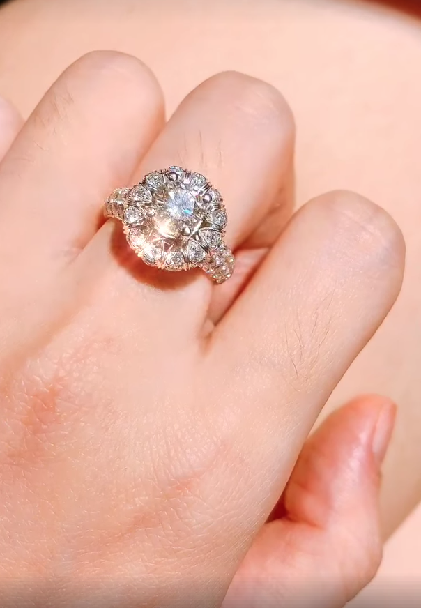 Hậu đ&aacute;m hỏi với bạn trai doanh nh&acirc;n, V&acirc;n Navy khoe nhẫn cưới kim cương 169 triệu l&agrave;m d&acirc;n mạng l&aacute;c mắt - Ảnh 2.