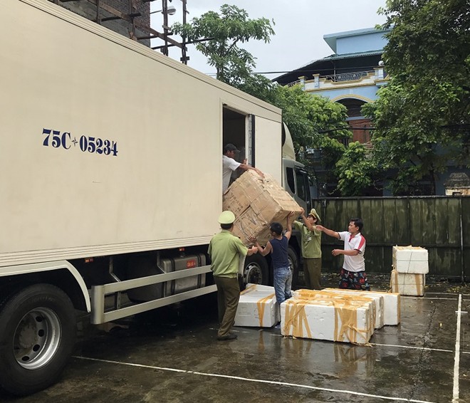 B&aacute;nh trung thu Trung Quốc đ&oacute;ng trong th&ugrave;ng rượu vang tuồn v&agrave;o Việt Nam - Ảnh 2.