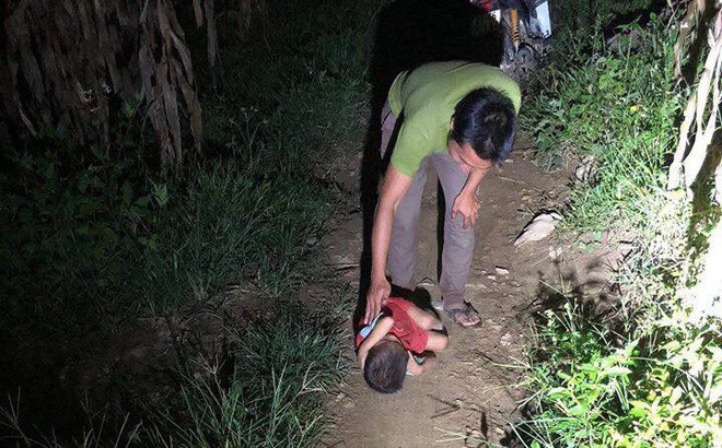 H&igrave;nh ảnh b&eacute; trai nằm ngủ co ro dưới đường đất khi bố mất, mẹ đi lấy chồng khiến nhiều người x&oacute;t xa - Ảnh 2.