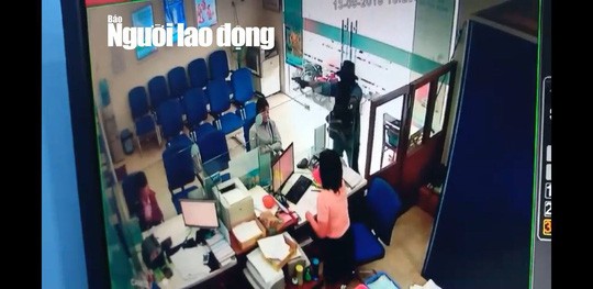 N&Oacute;NG: Đang truy bắt t&ecirc;n cướp ng&acirc;n h&agrave;ng ở Tiền Giang - Ảnh 2.