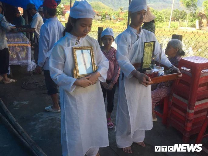 Chồng đâm chết vợ tại phiên tòa hòa giải ly hôn: Xót xa 3 người con không nơi nương tựa - Ảnh 2. Chồng đâm chết vợ tại phiên tòa hòa giải ly hôn: Xót xa 3 người con không nơi nương tựa - Ảnh 2.