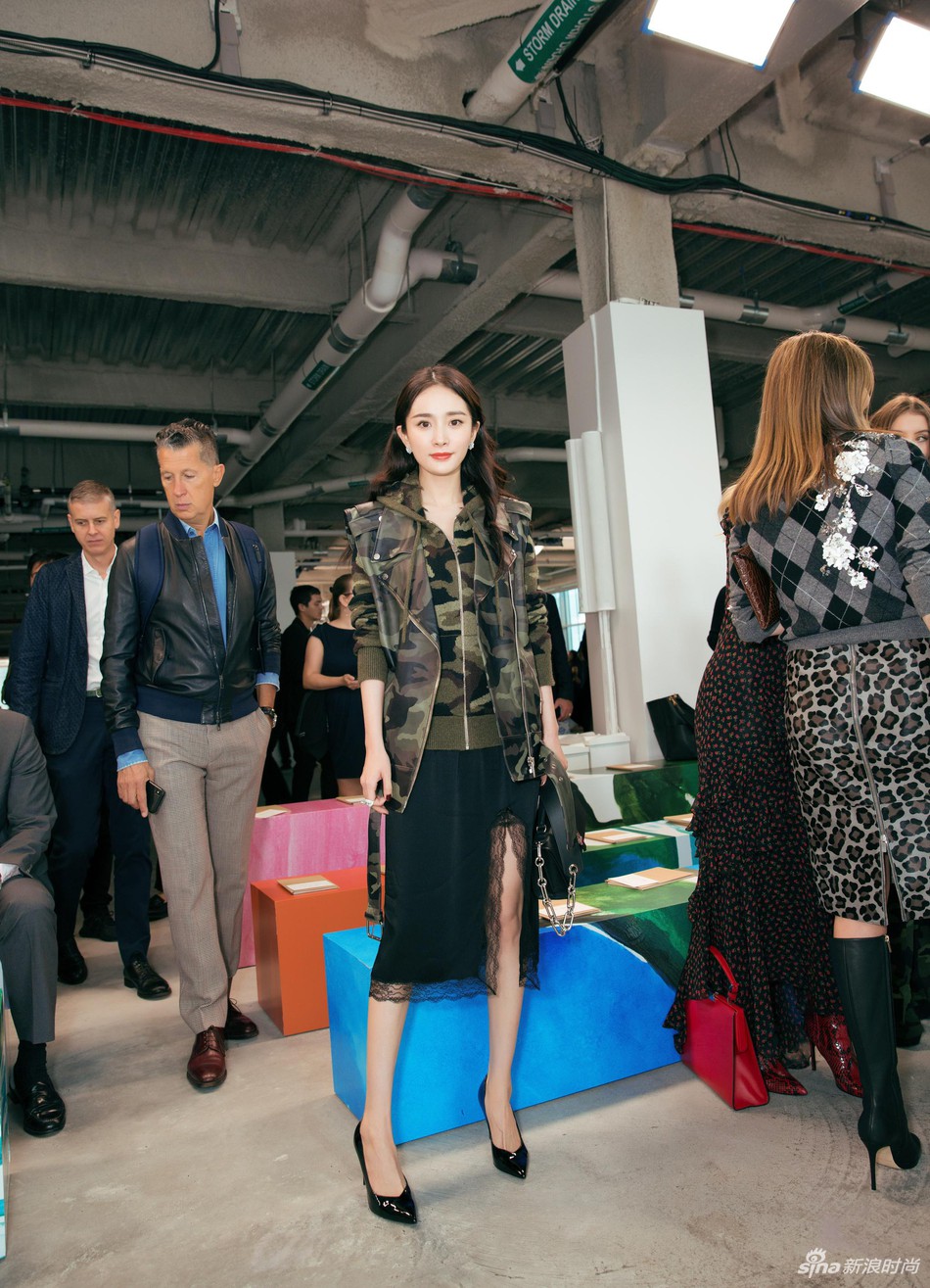 Phong c&aacute;ch của Dương Mịch v&agrave; Lisa (Black Pink) khiến fan đ&atilde; mắt bao nhi&ecirc;u th&igrave; tr&ocirc;ng Ng&ocirc; Cẩn Ng&ocirc;n lại l&eacute;p vế bấy nhi&ecirc;u - Ảnh 2.