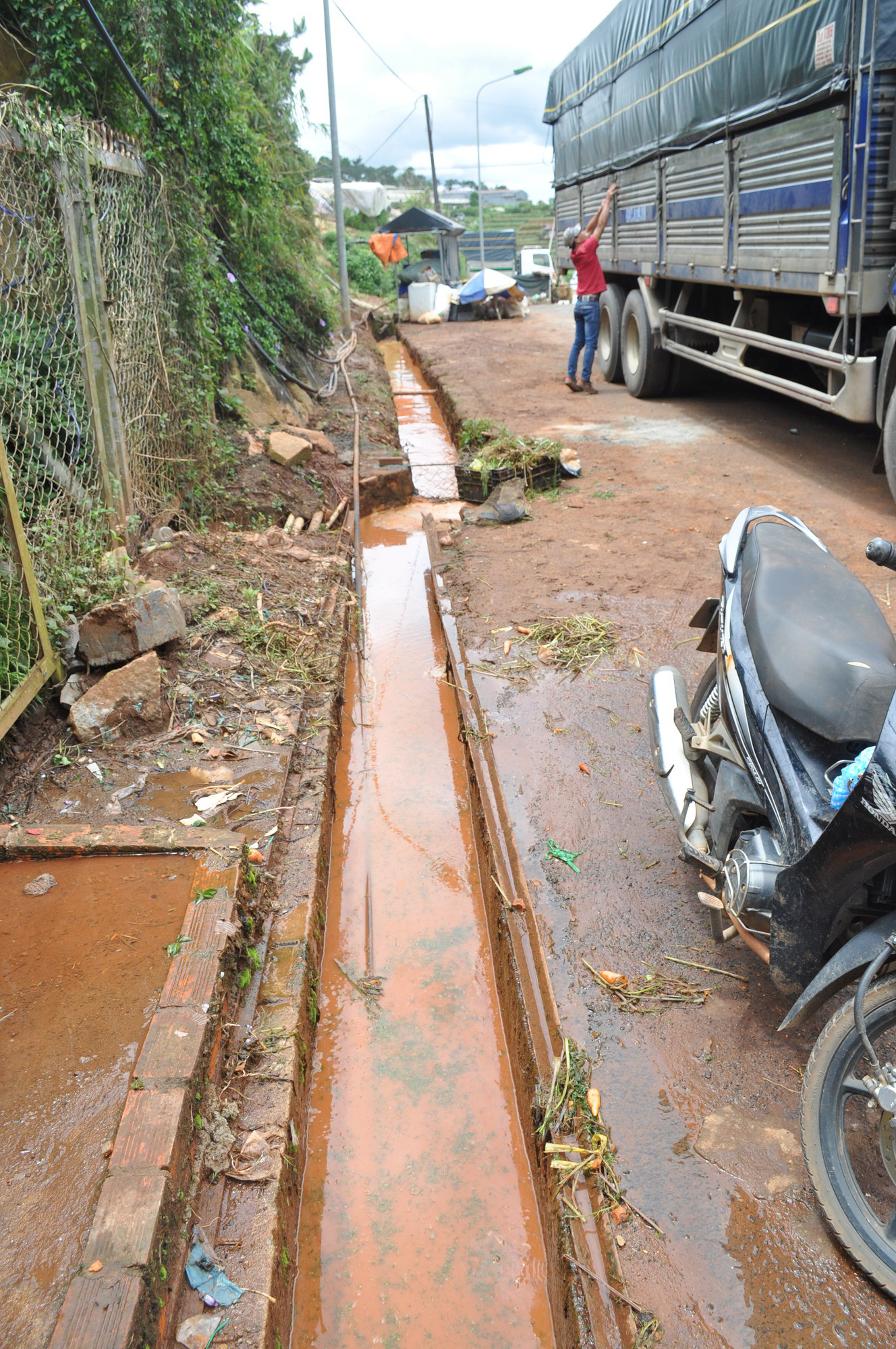 H&agrave;ng trăm hộ d&acirc;n ở Đ&agrave; Lạt bỏ hoang vườn tược v&igrave; nguồn nước bị &ocirc; nhiễm từ chợ n&ocirc;ng sản - Ảnh 2.