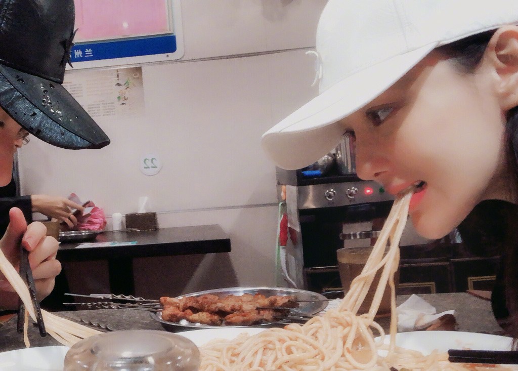 Sau đ&aacute;m cưới, t&igrave;nh địch Phạm Băng Băng khoe cuộc sống ngọt ng&agrave;o v&agrave; b&igrave;nh dị b&ecirc;n chồng sĩ quan - Ảnh 2.