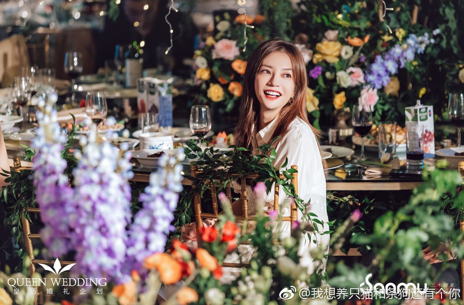 Đám cưới nhỏ bỗng chốc trở thành tiêu điểm chú ý vì sự xuất hiện đẹp hơn hoa của Triệu Vy - Ảnh 2. Đám cưới nhỏ bỗng chốc trở thành tiêu điểm chú ý vì sự xuất hiện đẹp hơn hoa của Triệu Vy - Ảnh 2.