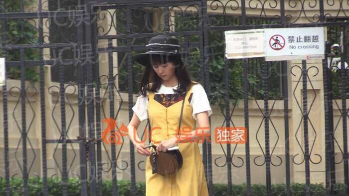 Paparazzi t&oacute;m sống h&igrave;nh ảnh hẹn h&ograve; k&iacute;n đ&aacute;o của Ph&oacute; Hằng Hứa Khải v&agrave; hồ ly tinh - Ảnh 2.