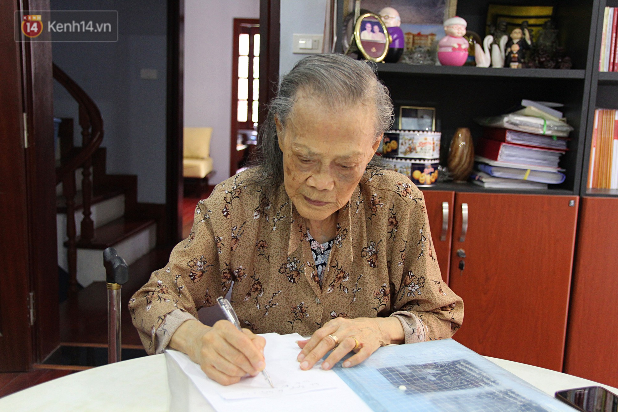 Gặp c&ocirc; thiếu nữ năm xưa được vinh dự k&eacute;o l&aacute; cờ Tổ quốc đầu ti&ecirc;n trong Lễ Tuy&ecirc;n ng&ocirc;n độc lập 1945 - Ảnh 2.