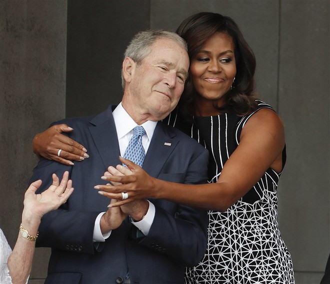 H&agrave;nh động ngọt ng&agrave;o của &ocirc;ng Bush tới b&agrave; Michelle Obama tại lễ tang thượng nghị sĩ McCain khiến cư d&acirc;n mạng th&iacute;ch th&uacute; - Ảnh 2.