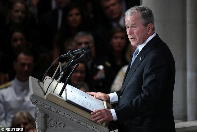 H&agrave;nh động ngọt ng&agrave;o của &ocirc;ng Bush tới b&agrave; Michelle Obama tại lễ tang thượng nghị sĩ McCain khiến cư d&acirc;n mạng th&iacute;ch th&uacute; - Ảnh 3.