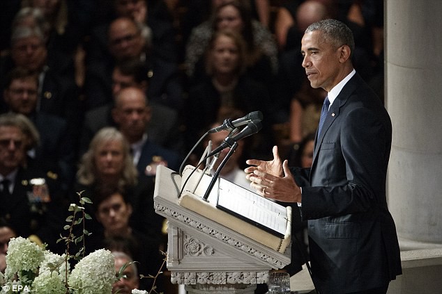 H&agrave;nh động ngọt ng&agrave;o của &ocirc;ng Bush tới b&agrave; Michelle Obama tại lễ tang thượng nghị sĩ McCain khiến cư d&acirc;n mạng th&iacute;ch th&uacute; - Ảnh 4.