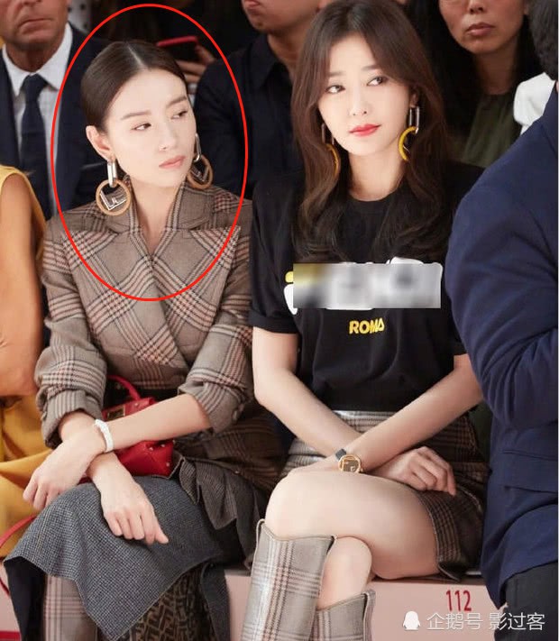 Khoảnh khắc Đổng Khiết cứng mặt, kh&ocirc;ng d&aacute;m cười v&igrave; sợ lộ nếp nhăn b&ecirc;n Ho&agrave;ng Hậu Tần Lam - Ảnh 2.