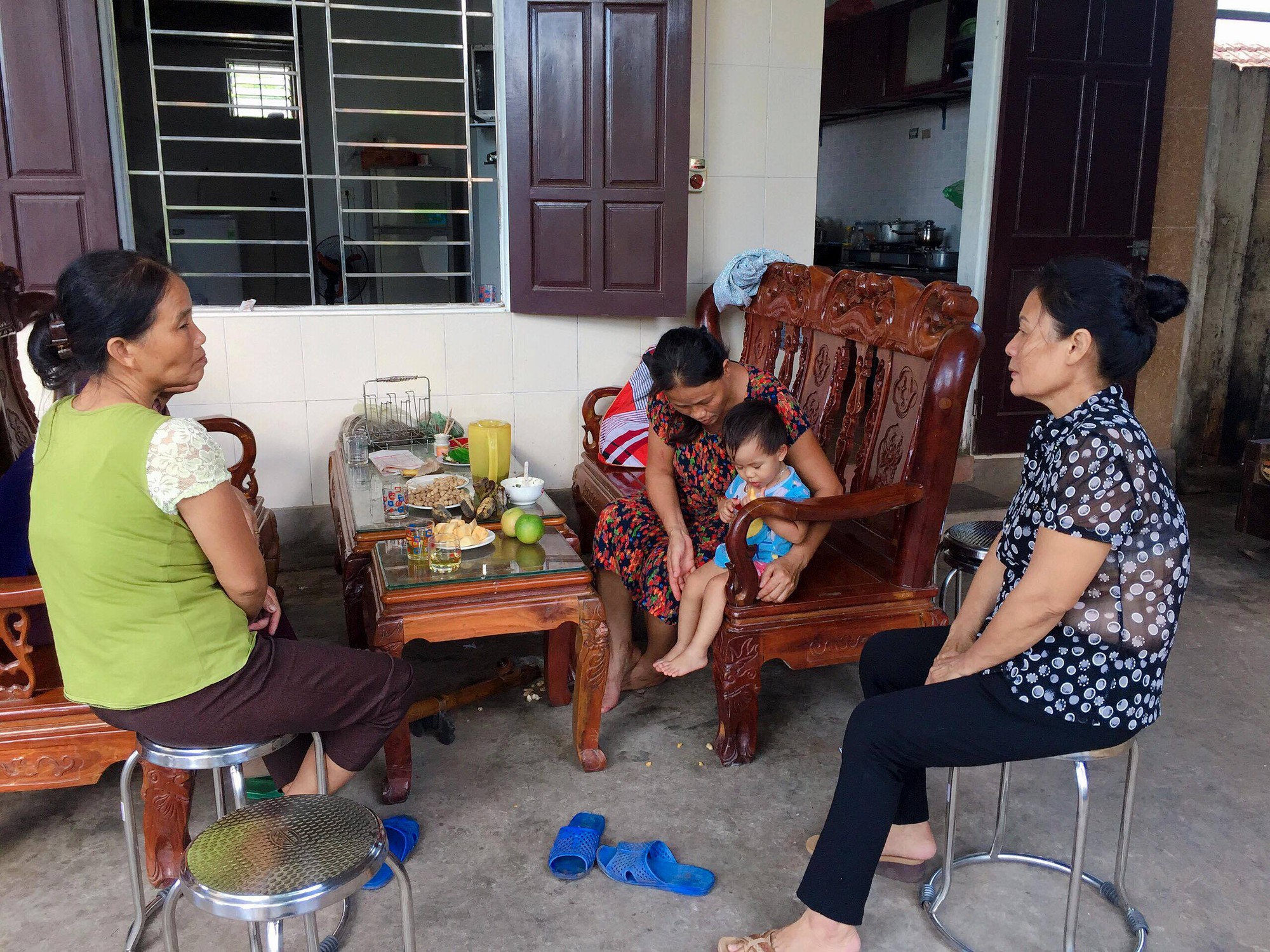 Vụ cả nh&agrave; nghi bị ngộ độc khi đi du lịch Đ&agrave; Nẵng: Mấy đ&ecirc;m liền con &uacute;t đều &ograve;a kh&oacute;c đ&ograve;i b&uacute; sữa mẹ, mỗi lần vậy t&ocirc;i đều kh&ocirc;ng cầm được nước mắt - Ảnh 2.
