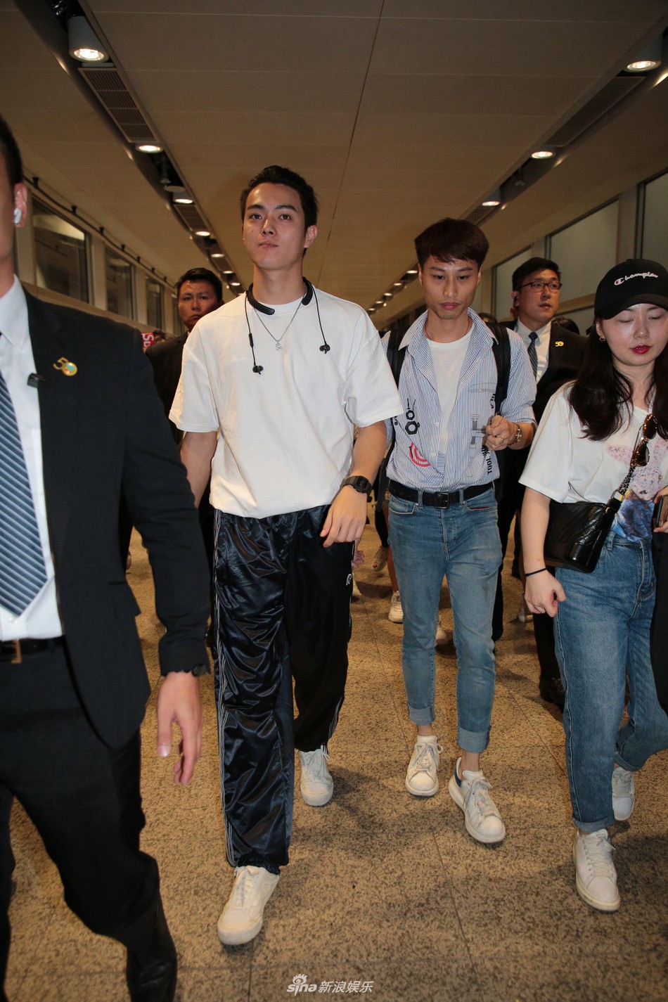 Sau Ng&ocirc; Cẩn Ng&ocirc;n, đến lượt Ph&oacute; Hằng Hứa Khải tự cho m&igrave;nh l&agrave; sao hạng A, ki&ecirc;u căng phớt lờ người h&acirc;m mộ? - Ảnh 2.