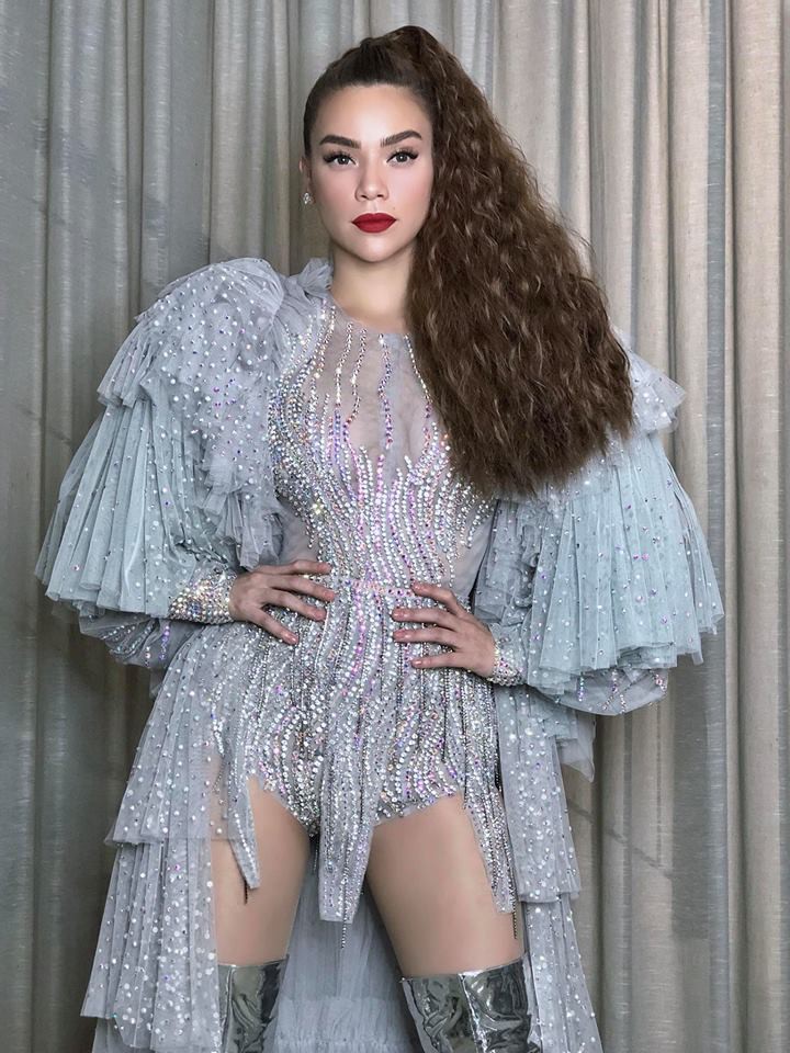 Mặc đồ kim sa hột lựu c&ugrave;ng chunky sneaker, Hồ Ngọc H&agrave; đạt cảnh giới đốn tim chỉ trong v&ograve;ng 10 gi&acirc;y - Ảnh 4.