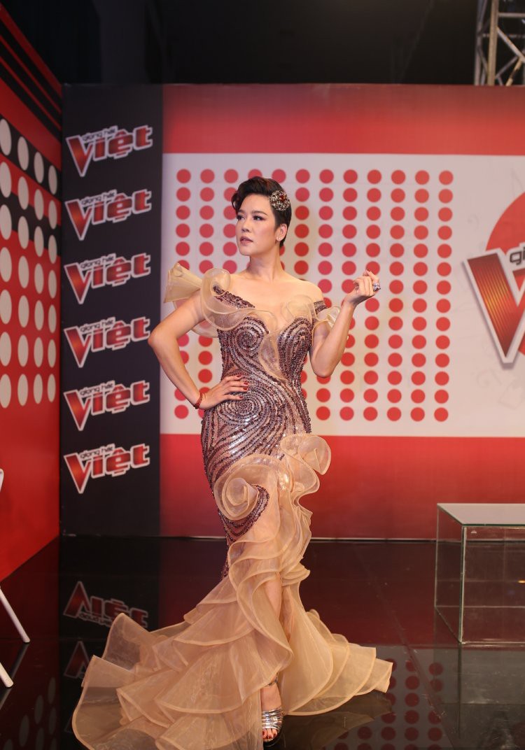 T&oacute;c th&igrave; men m&agrave; đầm th&igrave; b&aacute;nh b&egrave;o: Thu Phương đ&atilde; đạt đến cảnh giới cao nhất của Sến! - Ảnh 2.