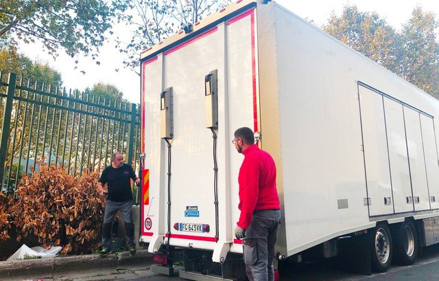 Ch&ugrave;m ảnh v&agrave; clip: Cận cảnh 2 xe VinFast &ldquo;bằng xương bằng thịt&rdquo; được vận chuyển tới Paris Motor Show - Ảnh 2.