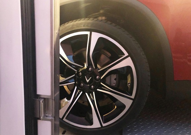 Ch&ugrave;m ảnh v&agrave; clip: Cận cảnh 2 xe VinFast &ldquo;bằng xương bằng thịt&rdquo; được vận chuyển tới Paris Motor Show - Ảnh 8.