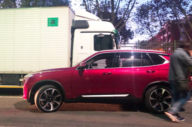 Ch&ugrave;m ảnh v&agrave; clip: Cận cảnh 2 xe VinFast &ldquo;bằng xương bằng thịt&rdquo; được vận chuyển tới Paris Motor Show - Ảnh 9.