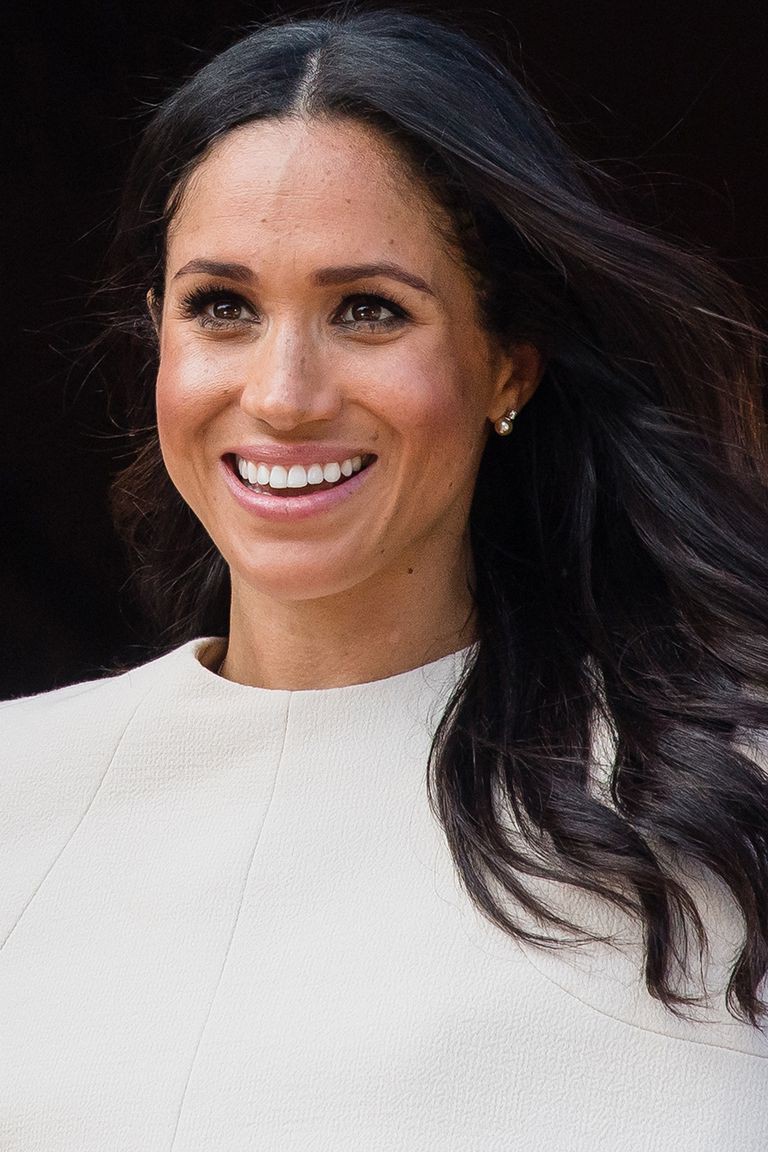 Ngay cả khi diện trang sức, C&ocirc;ng nương Kate v&agrave; Meghan cũng phải tu&acirc;n thủ luật ri&ecirc;ng để tr&aacute;nh bị cho l&agrave; khoe của - Ảnh 2.