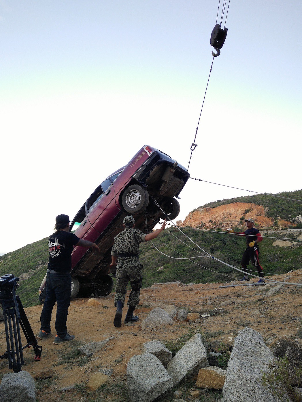 Khả Ngân bị bong gân vì cảnh lao xe xuống vực kinh điển ở Hậu Duệ Mặt Trời bản Việt - Ảnh 2. Khả Ngân bị bong gân vì cảnh lao xe xuống vực kinh điển ở Hậu Duệ Mặt Trời bản Việt - Ảnh 2.