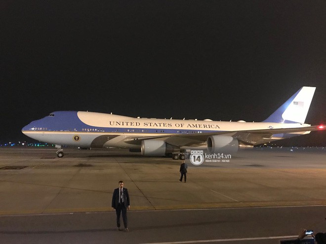 Si&ecirc;u xe &ldquo;qu&aacute;i th&uacute;&rdquo; chở Tổng thống Mỹ Donald Trump đ&atilde; về đến kh&aacute;ch sạn Marriott - Ảnh 23.