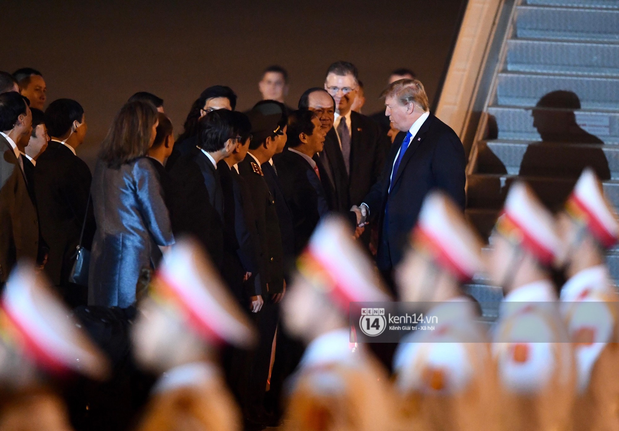 Si&ecirc;u xe &ldquo;qu&aacute;i th&uacute;&rdquo; chở Tổng thống Mỹ Donald Trump đ&atilde; về đến kh&aacute;ch sạn Marriott - Ảnh 31.