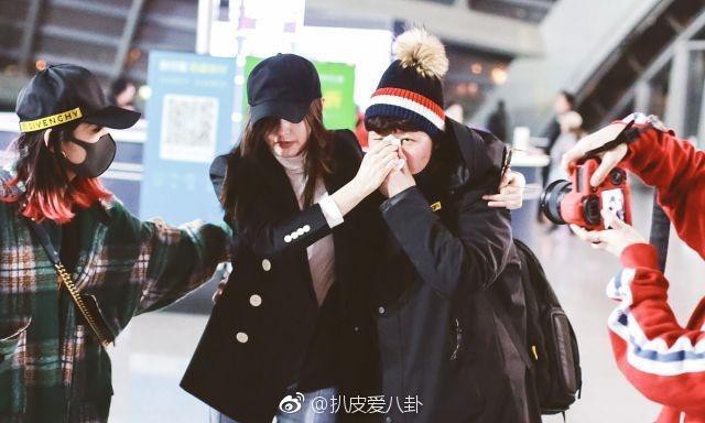 Hot nhất Weibo: Trương Thi&ecirc;n &Aacute;i bỗng bật kh&oacute;c nức nở tại s&acirc;n bay, chuyện g&igrave; đ&atilde; xảy ra? - Ảnh 7.