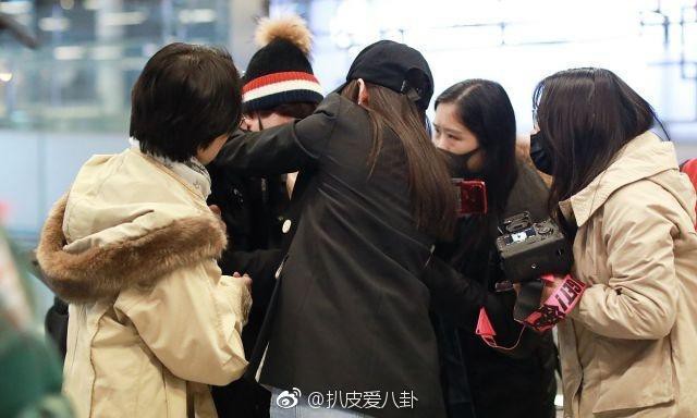 Hot nhất Weibo: Trương Thi&ecirc;n &Aacute;i bỗng bật kh&oacute;c nức nở tại s&acirc;n bay, chuyện g&igrave; đ&atilde; xảy ra? - Ảnh 9.
