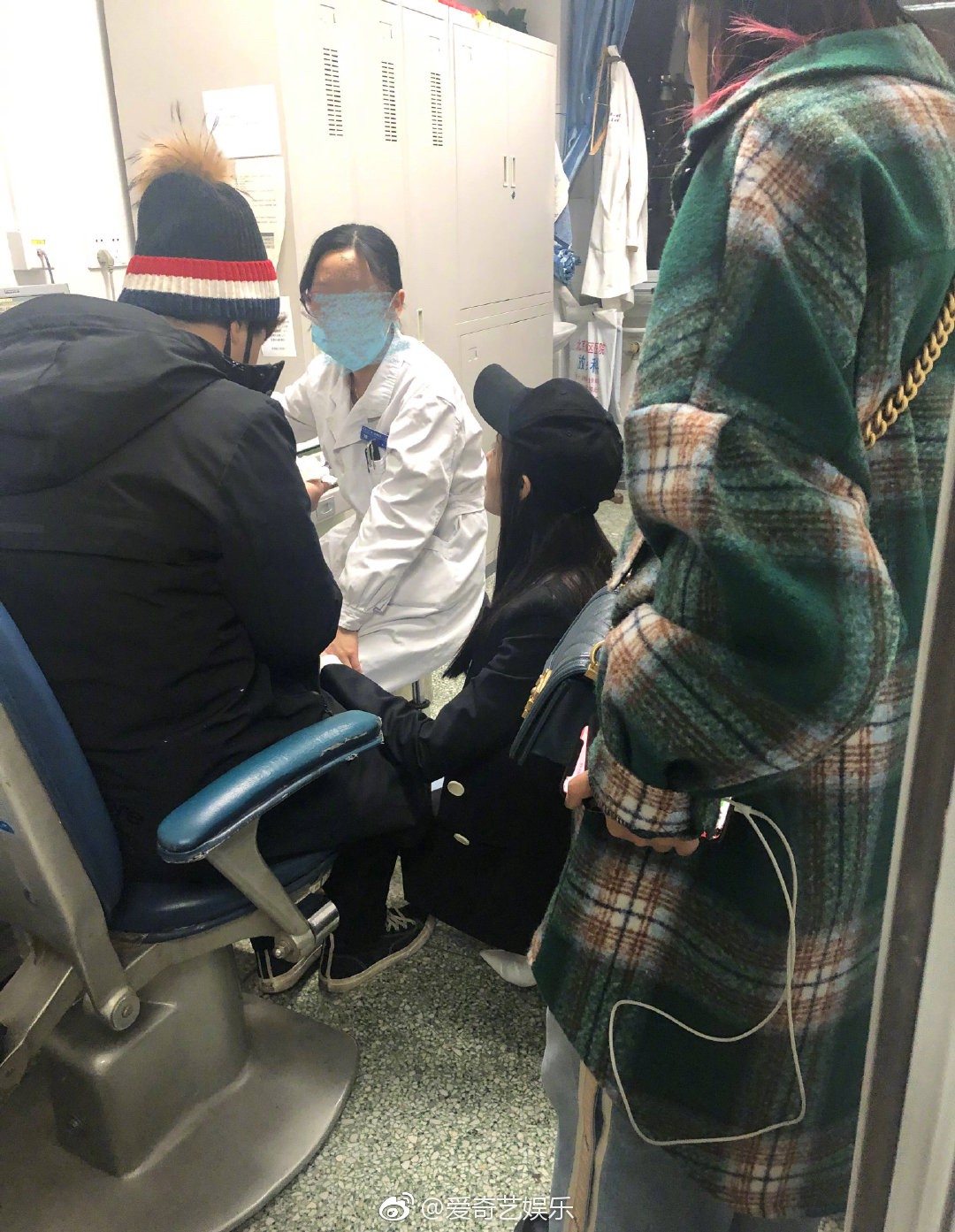 Hot nhất Weibo: Trương Thi&ecirc;n &Aacute;i bỗng bật kh&oacute;c nức nở tại s&acirc;n bay, chuyện g&igrave; đ&atilde; xảy ra? - Ảnh 11.