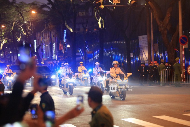 Sau khi d&ugrave;ng bữa tối, 2 nh&agrave; l&atilde;nh đạo Mỹ - Triều rời kh&aacute;ch sạn Metropole - Ảnh 15.