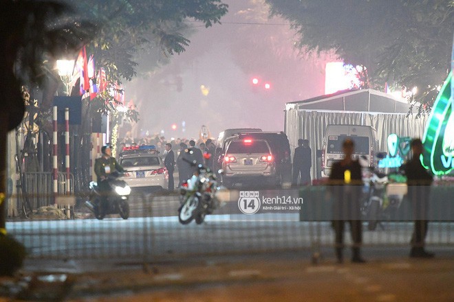 Sau khi d&ugrave;ng bữa tối, 2 nh&agrave; l&atilde;nh đạo Mỹ - Triều rời kh&aacute;ch sạn Metropole - Ảnh 27.