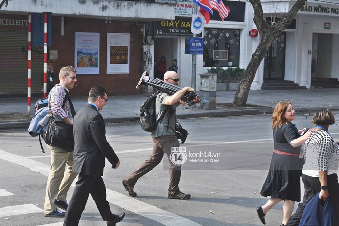 Sau khi d&ugrave;ng bữa tối, 2 nh&agrave; l&atilde;nh đạo Mỹ - Triều rời kh&aacute;ch sạn Metropole - Ảnh 4.