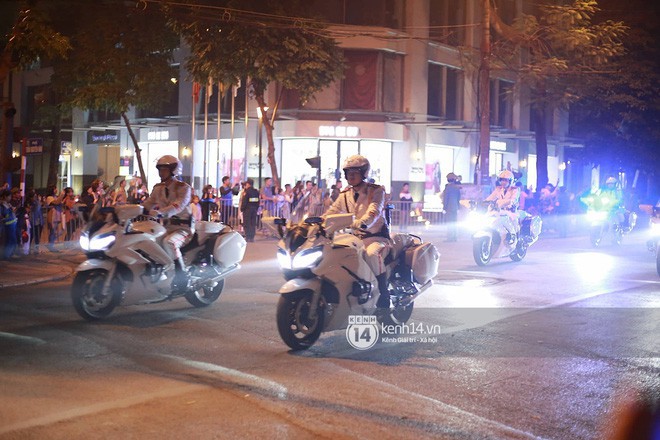 Sau khi d&ugrave;ng bữa tối, 2 nh&agrave; l&atilde;nh đạo Mỹ - Triều rời kh&aacute;ch sạn Metropole - Ảnh 33.